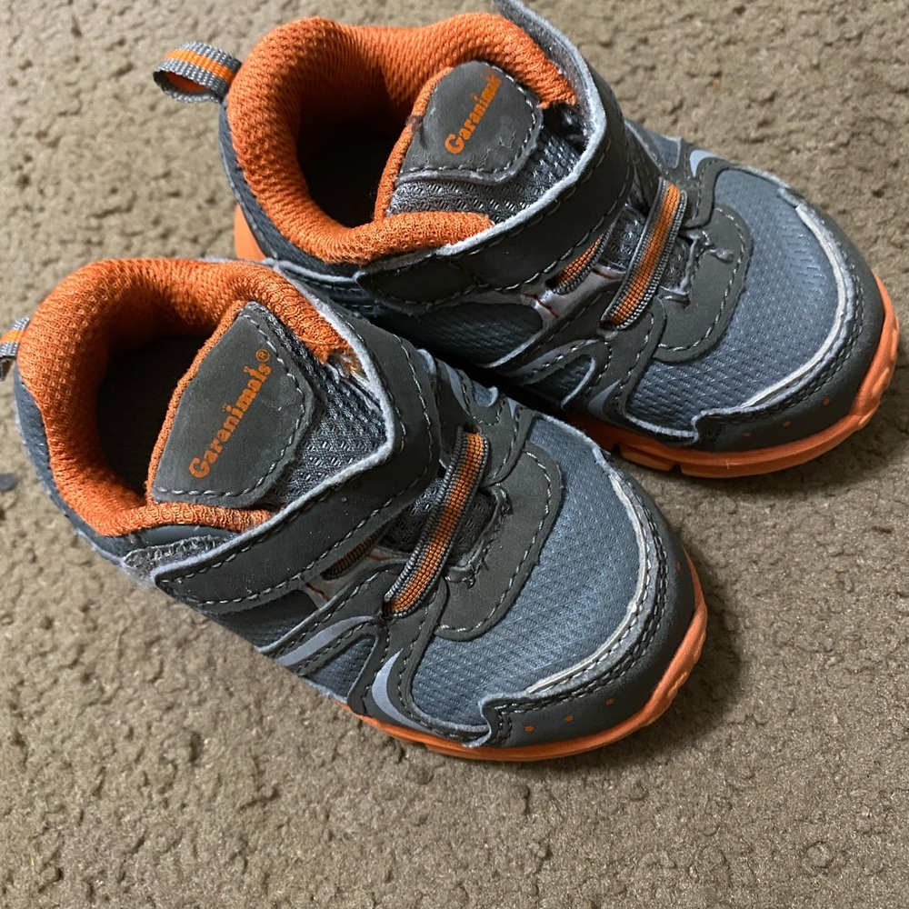 Size 4 toddler shoes. Barely worn
